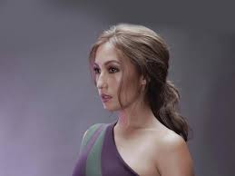 We love how she finished off the look with layered dainty gold necklaces! Solenn Heussaff So Far It Has Been A Pretty Easy Pregnancy