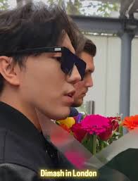 Les comparto las fotitos de su recibimiento en londres a nuestro #dimash ..  bravo se ve mas lindo 👏👏👏🍀❣🎧🎵🙏