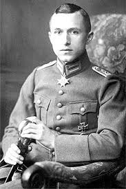 Ernst jünger was an heroic soldier in world war 1, but his behaviour during and after the third reich was anything but heroic. Das Junger Haus