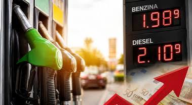 Caro carburanti, scade lo sconto fiscale: benzina quasi a 2 euro, gasolio a 2,10. L'