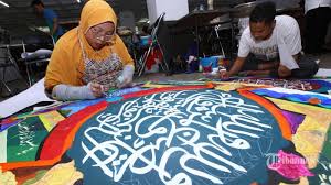 Bahasa arab mengistilahkan dengan term kahtt (garis atau tulisan), yang ditujukan pada tulisan yang indah (al kitabah al jamilah atau al. Apa Itu Kaligrafi Berikut Pengertian Sejarah Persebaran Di Indonesia Dan Fungsinya Tribunnews Com Mobile