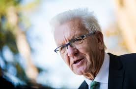 Six ans plus tard, il prend la présidence du groupe parlementaire écologiste, puis emmène son parti au scrutin régional. Winfried Kretschmann Ministerprasident Bleibt Emport Uber Mannerhorden Baden Wurttemberg Stuttgarter Zeitung