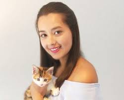 Vừa đăng quang đã dính ảnh nhạy cảm, lời thú nhận của nàng hậu lai Tây  khiến fan phì cười