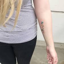 Tattoo am handgelenk unauffalliger hingucker brigitte de. Uber Fineline Tatowierungen Zum Buntspecht Tattooblog