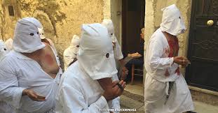 Kuyma dost bu kunlar otar ketar. Guardia Sanframondi I Battenti Sfilano Nella Processione Generale L Assunta Torna Tra La Sua Gente Lab Tv