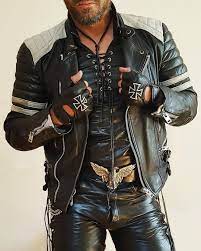 Bildet Kan Inneholde En Eller Flere Personer Og Folk Som Star Leather Jacket Men Mens Leather Clothing Leather Outfit