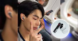 สะดุดตา! เปิดรุ่นหูฟังของ 'วิน เมธวิน' หลังหยิบมาใส่ขึ้นเครื่องระหว่างบินไป  Milan Fashion Week