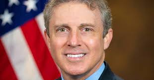 US judge briefly extends reinstatement of watchdog fired by Trump