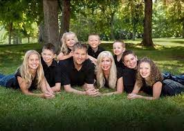 Pin By Karla Lopez On Picture Poses Photography Poses Family Family Picture Poses Big Family Photos