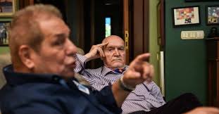 Kalemini başkasına yontan adam beş para etmez