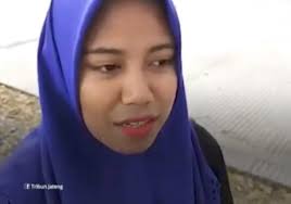 Video| Untunglah! Beza usia 41 tahun! Janda 19 tahun nikahi penjual ikan  hiasan pinggir jalan!