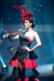 Chất như chị khuê, ai làm lại? Lan Khue Hoang Thuy Catwalk Cung Dan Máº«u Nhi