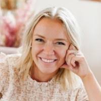 Jennifer Makowski's Instagram, Twitter & Facebook