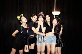 Red Velvet Have Released Stunning Behind The Scenes Photos From Their Concert Redmare In North America Red Velvet Velvet Red Velvet Irene