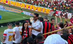 Após prisão por tráfico, ex-Vitória reaparece no Barradão em Ba-Vi