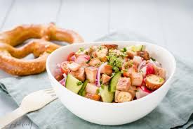 Knuspriger Leberkase Brezen Salat Bayerisch Und Deftig Joyful Food Rezept Rezepte Bayrisches Essen Oktoberfest Essen