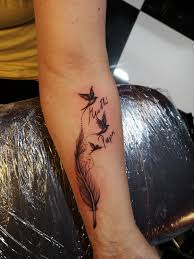 19 geheimnisvolle indianer feder tattoos und bedeutungen. Westend Tattoo Wien Wien Tattoo Wien Westend Tattoo Tattoo Vienna Tattoo Text Tattoo Zitat Tattoo Tattoos Feder Feder Tattoo Ideen Feder Tattoo Unterarm
