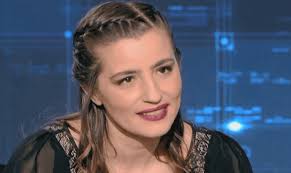 Όταν όμως η μαρία κίτσου έπαιζε το 2013 μια άλλη ελένη από το έργο σε σκηνοθεσία κωσταντίνου ρήγου, τα κόκκινα φανάρια ήταν εντελώς διαφορετική, όταν εκείνη έπαιζε μια γυναίκα της τρούμπας! H Maria Kitsoy Exase Polla Kila Mesa Sthn Karantina H Megalh Allagh Ths Shape Gr