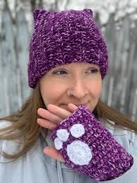 So pleased with how this turned out! Matching wrist warmers coming up.  Inspired by Laurie Owen Park using scraps of yarn. I've just bought the  Cranmore pattern from Etsy but this one