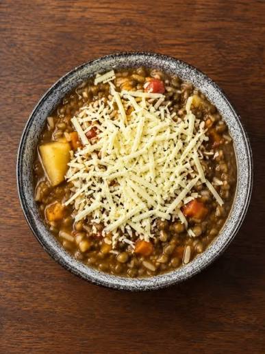 🍲 Menú del día: Guiso de lentejas No hay nada mejor para los días fríos  que un buen guisito casero, calentito y lleno de sabor. Podés disfrutarlo  en el local o pedirlo