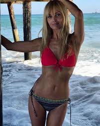 Izabella scorupco is a polish actress, singer as well as a model, known for her portrayal of bond girl, natalya simonova in the 1995 james bond movie, goldeneye. Pin On Bikini Beauty