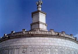 O scurta vizita la monumentul din adamclisi va dezvalui povesti nebanuite si cel putin interesante! 1900 De Ani De La Inaugurarea Monumentului Triumfal De La Adamclisi Crestinortodox Ro