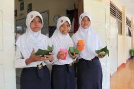 Setiap sekolah di indonesia memiliki sebuah kantin. Kurangi Plastik Jajan Di Kantin Sekolah Ini Wajib Pakai Pincuk