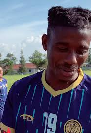 Chilambo Matatani: Kutangaza Viatu Vibovu