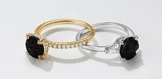 Verlobungsring mit schwarzem Diamanten