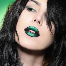 Watch me learn how to create this TOTALLY RAD metallic green lip look!  🚛📗💚♻️🐸🐍🌵🍏⛳️ [link in bio!]