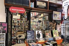 Beşiktaş jimnastik kulübü, 1903 yılında i̇stanbul'da kurulan spor kulübüdür. Bookish In Besiktas A Bibliophile On The Bosporus Daily Sabah