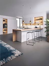 deze keuken voelt luxe ruim en modern aan de prachtige kleur in het tapijt zorgt voor een betoverend contrast i keuken interieur keuken ontwerpen keuken idee