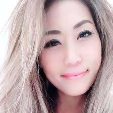 Elisa Roe's Instagram, Twitter & Facebook