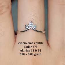 Sekaran mungkin sudah langka ditemukan, karena ini adalah produksi lama sebelum digantikan emas 375. Cincin Mahkota Emas Putih Kadar 375 Shopee Indonesia