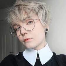 Tumblr is a place to express yourself, discover yourself, and bond over the stuff you love. Androgynous Haircuts Short Non Binary Haircuts Novocom Top
