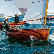 El barco español suma 78 puntos tras el descarte en una clasificación que llega muy apretada a la carrera final. Barco De Vela Ligera Multiple 12p Colombo Leopoldo Tradicional De Regata Cat Boat