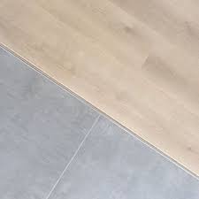 Die verlegung von fliesen erfordert viel handwerkliches geschick, je nach sonderwünschen auch. Siri Mag Fliesen Meets Laminat Ich Bin Ja So Eine Allessollmoglichstweisssein Auchdaslaminat Aber Ich Bin Sooo F Haus Fliesen Laminat Eiche Haus Bodenbelag