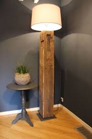 Pin Von Regina Stuart Auf So Coisas De Madeira Stehlampe Holz Holzleuchte Rustikale Lampen