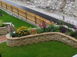 Blumenbeet Aus Trocken Stutzmauer Stutzmauer Gartenmauern Gartendekoration