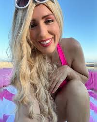 Mindy Hawkins's Instagram, Twitter & Facebook