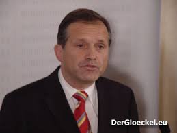 Dr. Ernst Strasser (ÖVP) vor Desater zur Causa NÖ HILFSWERK Nach seinem Scheitern als Innenminister der Republik Österreich, verkündete Dr. Ernst STRASSER ... - ernst-strasser1