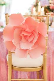 Rose Irisee Au Pays De La Fleur D Oranger 10 Decorations De Mariage Chics Et Tout En Papier Pour Ne Pas Vous Ruiner Decoration De Mariage Chic Decoration Mariage Decoration De Chaise