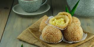Udah lama kepingin bgt buat onde2.akhirnya kesampaian juga exekusi kue satu ini.gampang ternyata.alhamdulillah bisa bulat sempurna dan suami suka.enak katanya. Cara Membuat Onde Onde Wijen Klasik Gorengan Isi Kacang Hijau Manis