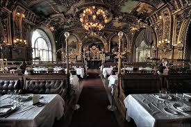 Walzerjahrhundert Le Train Bleu Formerly Buffet De La Gare De Lyon Is A Restaurant Located In The Hall Of The Gare De Lyon In 2020 Paris Cafe Train Restaurant