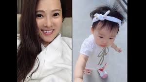 女儿遭骂 丑孩子贴门上避邪 伊能静火大公开网友账号 据台湾媒体报道 伊能静与小10岁的秦昊再婚后 育有一女 小米粒 一家三口生活美满幸福 她也常常在微博分享自己的育儿心得 深受网友喜爱 但是 最近却有网友对小米粒进行人身攻击 就这长相的孩子 哪个小区