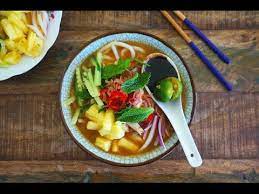 Bersihkan kaldu ikan tajam yang menggoda dan menggoda selera anda. Asam Laksa Assam Laksa Spicy Sour Fish Noodles Youtube