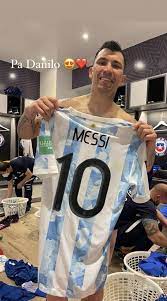 Informações profissionais clube atual bologna: Messi Gifts Jersey To Chile Pitbull Gary Medel The Two Heavily Clashed With Each Other In 2019