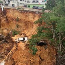 Significado de los sueños con derrumbe de montaña de tierra y piedras. Video Varios Vehiculos Quedan Sepultados En Derrumbe De Tierra En La Leopoldo Navarro Con Bolivar