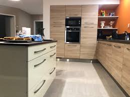 Créez votre cuisine avec le configurateur ! Cuisine Orange Bois Et Anthracite Classique Chic Cuisine Clermont Ferrand Par Comera Cuisines By Moutarde