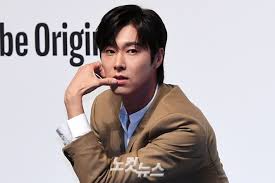 영업 제한 시간이 지난 후에도 음식점에 머무른 혐의다. Ysfux Uiziq37m